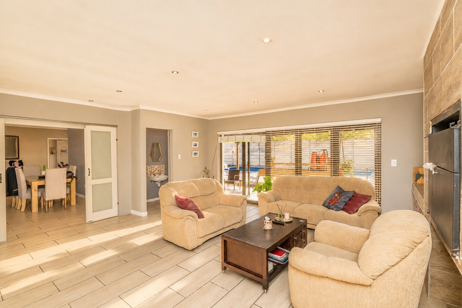 3 Bedroom Property for Sale in Uitzicht Western Cape